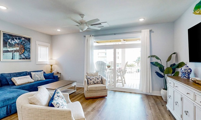 Morehead City House | Brand new townhouse w/comforting style in quiet location w/views