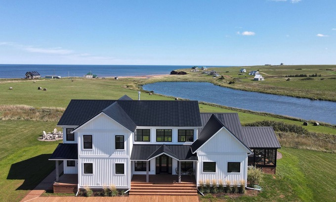 Sea View House | Branders Edge - NEW, Walk to Beach, Ocean Views, Screened Livingroom, GORGEOUS