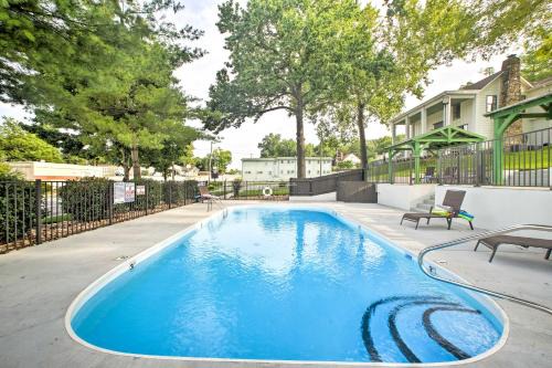 Downtown Branson House | Branson Cottage with Pool Access about 2 Mi to the Strip