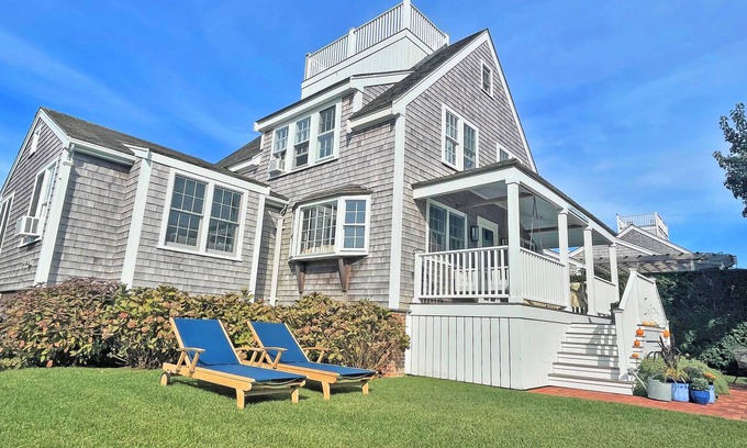 Brant Point House | Brant Point Beach House, 5 Bed, 2 blocks from 2 beaches, walk to town