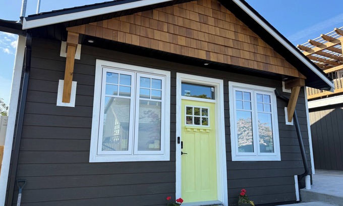 Campbell River House | Brass Apple Cottage | Stylish, New, A/C & Wi-Fi