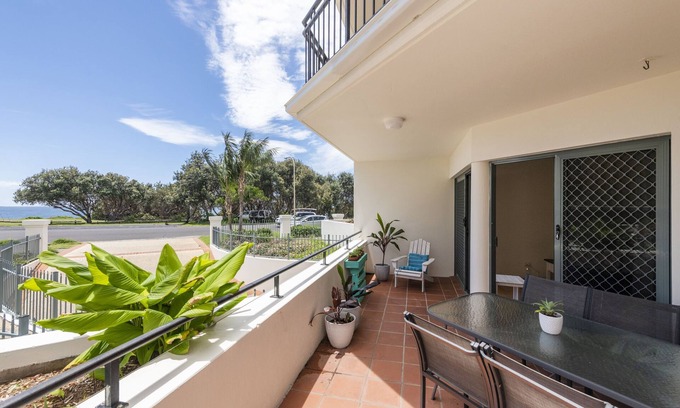 Yamba Apartment | Breakers 1/3, Directly opposite Pippi Beach