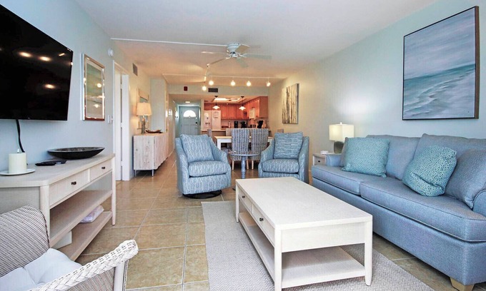 Sanibel House | Breakers West B5 Beach side condo with pool