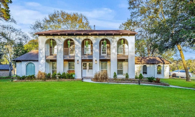 Conroe House | Breakfast with a View with BBQ Firepit Golf Course