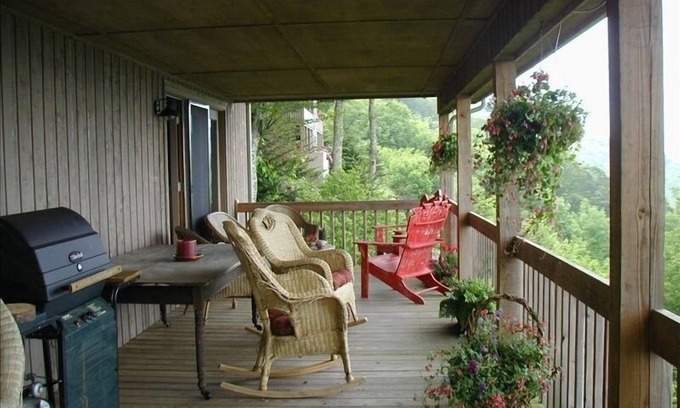 Roan Mountain Cabin | Breath Taking View of the Highlands of the Roan with Hot Tub and Pool Table