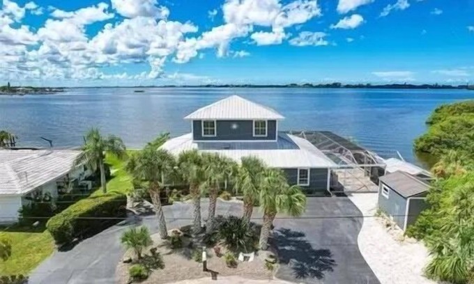 Englewood House | Breathtaking 250' Bayfront home w/private pool