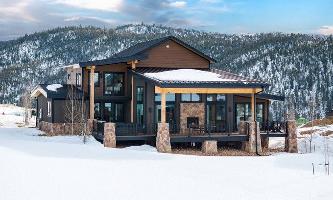 Granby House | Breathtaking Mountain Manor, Huge Deck w/Hot Tub, Everything High End and New, 1 Mile to Ski Slopes