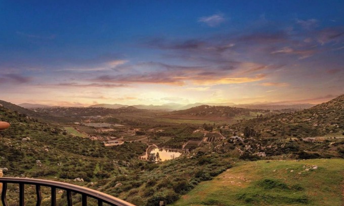 San Diego County House | Breathtaking retreat in the wine country close to Safari Park, shopping, dining!