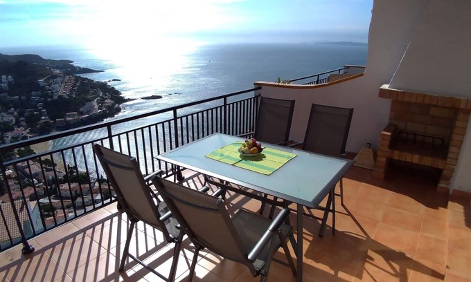 Roses Town Center Apartment | Breathtaking sea views in Roses, Canyelles AV-37