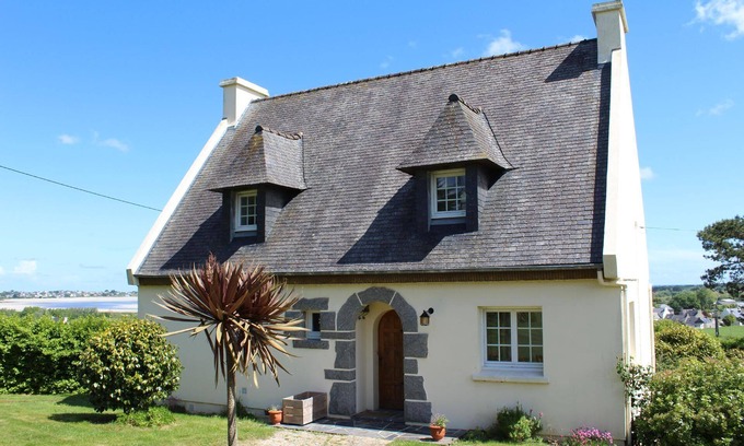 Goulven House | Breathtaking sea view with large garden