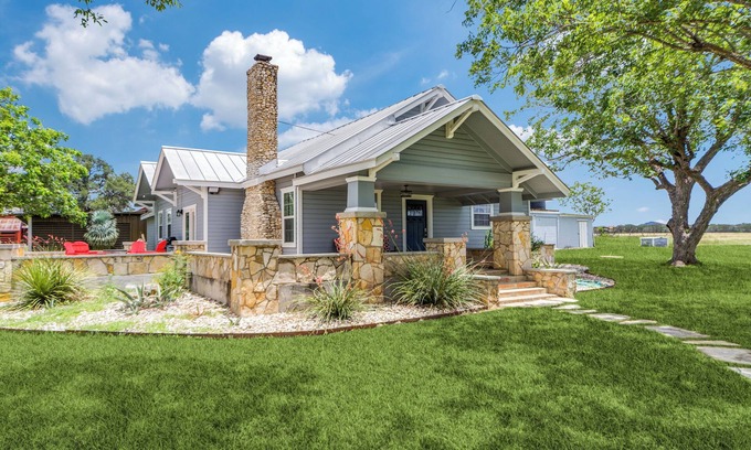Comfort House | Breathtaking Texas Hill Country Getaway on 10 Acres for Everyone - Sleeps 16