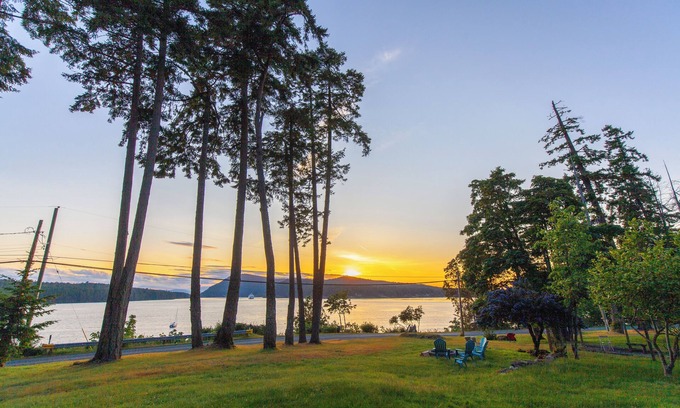 Mayne Island Cabin | Breathtaking views located on 1 acre of west coast wilderness