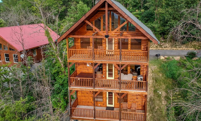 Gatlinburg - Pigeon Forge Cabin | Breathtaking View, WIFI,HotTub,Smart TV,Theater, Game Room, Pool,Close to D’wood