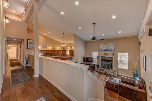 Pepin Apartment | Breeze Condo - Luxury Stay 2 Blocks from Beach
