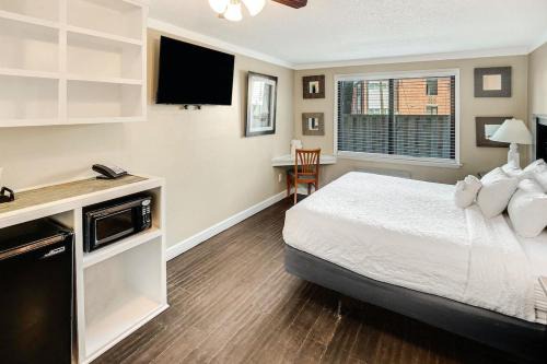 Litchfield by the Sea Apartment | Breezes and Waves Resort View King Room, 1st Flr