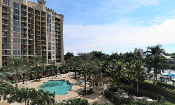 Fort Myers Condo | Breezy condo with poolside views!