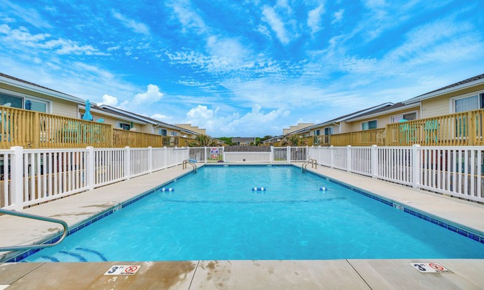 Pine Knoll Shores House | Breezy Pine Knoll Shores Escape: Walk to Beaches!