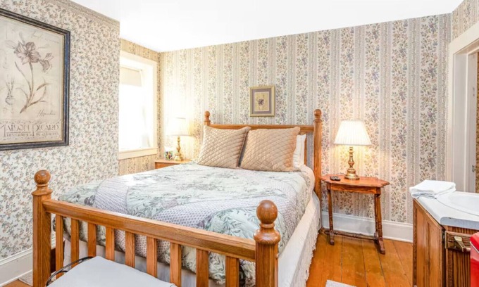 Galena Condo | Briarstone Inn | Historic 7-Room Inn w/Private Baths | Walk to Downtown Galena