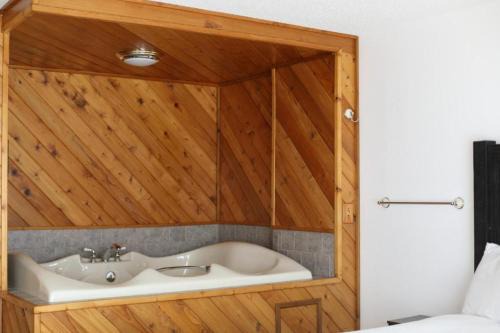 Tomahawk House | Bridge Inn Tomahawk - Suite 201, Kitchen, Hot Tub, Fireplace, Balcony, River View