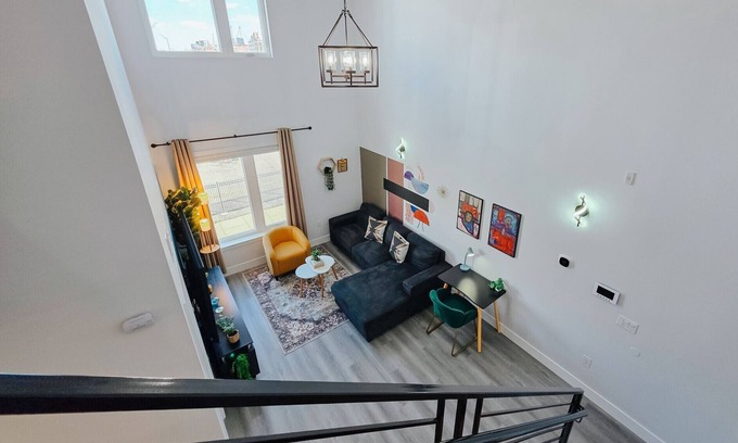 Center City Apartment | Bridge View/2 King Beds/75"TV/Rain Shower