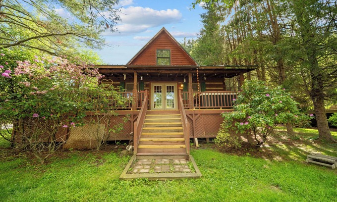 Valle Crucis Cabin | Bridgepoint Cabin: Walk to Watauga River, hot tub, play in the yard!