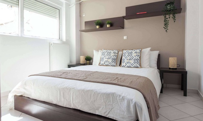 Ampelokipoi Apartment | Bright 1 Bd Apt in Ampelokipoi with Balcony