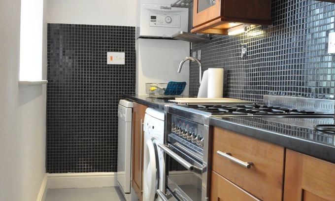 St. Helen's Apartment | Bright 1 BDR Flat Perfect for City Getaway