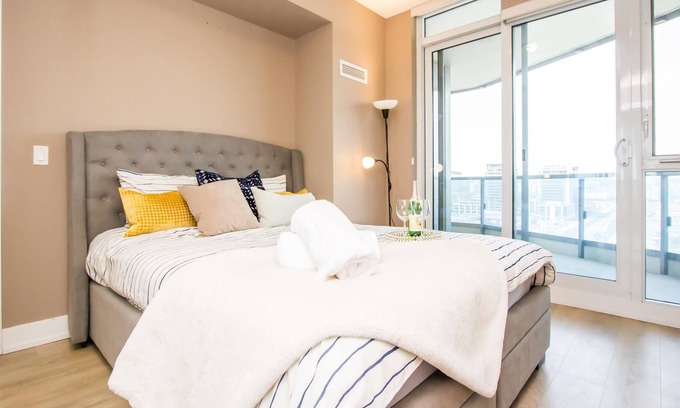 Richmond Hill Apartment | Bright 1 bedroom+den at the heart of downtown Richmond Hill