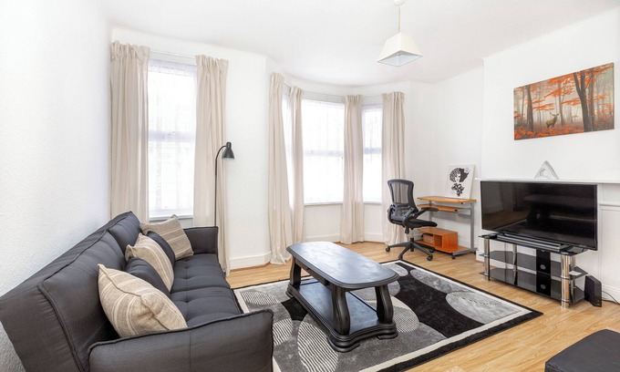 Green Street East House | Bright 1BR Flat, East London, 5min Upton Park Tube