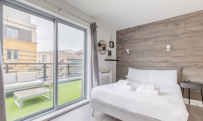 Kennington Apartment | Bright 2 Bed Flat in Lambeth With Private Balcony