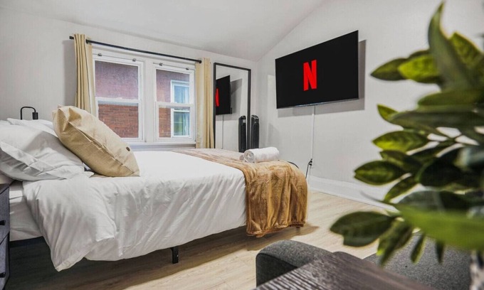 Durham Region Apartment | Bright 2BR Apt Near Downtown & Beach | Free Parking