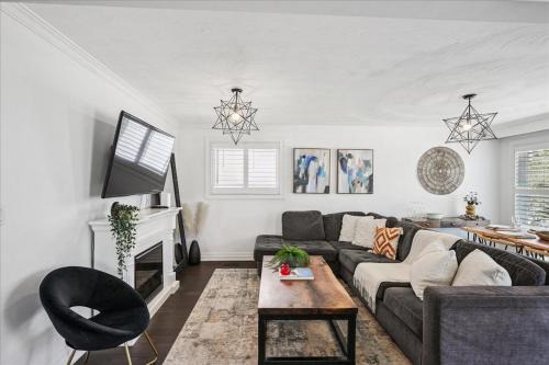 Northeast Mississauga Apartment | Bright 3-BDRM House, Family Home & Parking, YYZ Airport