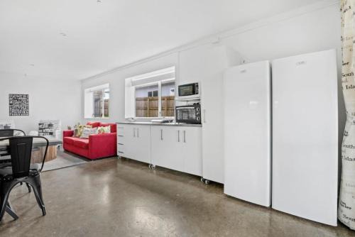 Saint Johns House | Bright 3-Bedroom Unit with Parking and Kitchenette