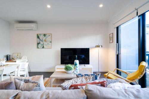 Port Melbourne House | Bright 3 level townhouse