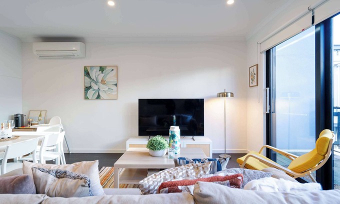 Port Melbourne House | Bright 3BR 3 Level Townhouse Port Melbourne