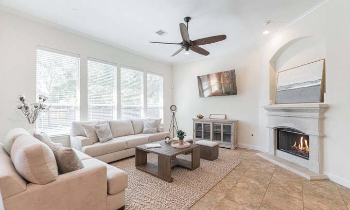 Sterling Ridge House | Bright 4 bdr w BIG backyard & Fire Pit!