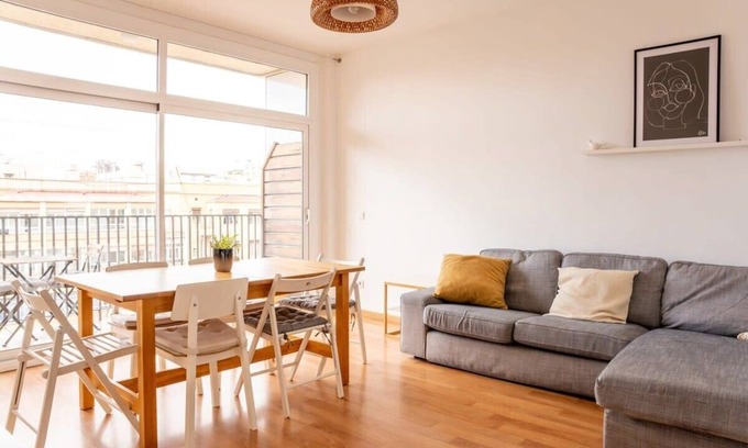 el Fort Pienc Apartment | Bright 4BD with terrace near Arc de Triomf
