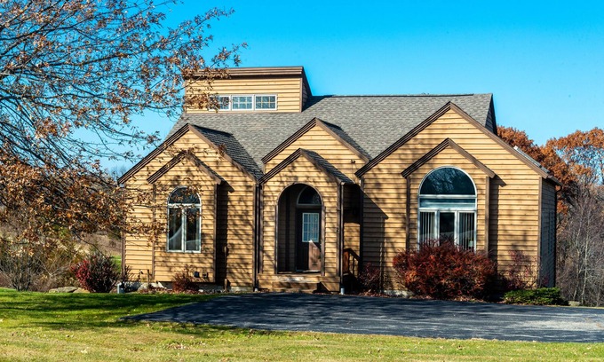 The Galena Territory House | BRIGHT 4BR/4BA W/2 MASTER SUITES, SCREENED PORCH, DECK, FIRE PIT AND 6 TVs!