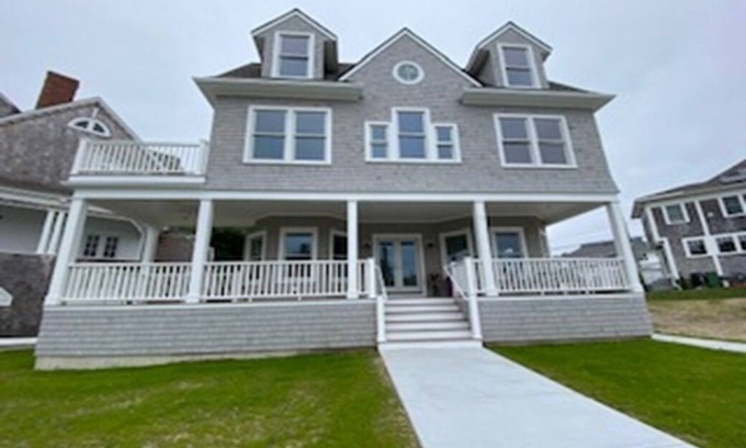 New London House | Bright and airy 4+ bedroom house, steps away from the beach!