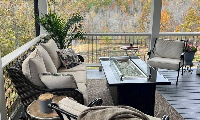 Jasper Bed & Breakfast | Bright and colorful yet serene, the Amberwing Suite is named after The Eastern Amberwing dragonfly. Known for its distinctive amber colored wings, it is frequently spotted dancing along the shores of the property's 5-acre lake.