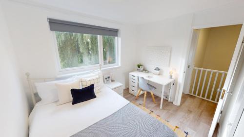 Exeter Apartment | Bright and Cosy 4-Bedroom Home