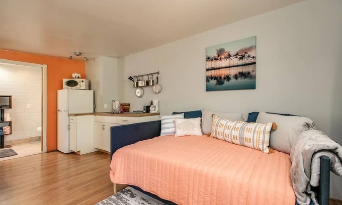 Camelback East Apartment | Bright and Cozy Mid Town Phoenix Zen Yard Studio!