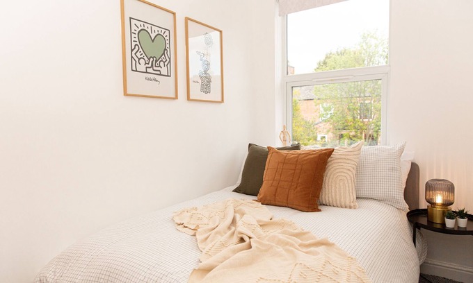 Woodthorpe House | Bright and Inviting 2 bed home | Free Parking