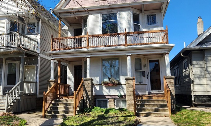 Bay View Apartment | Bright and spacious 2-bedroom apartment with AC, laundry in Milwaukee's Bay View