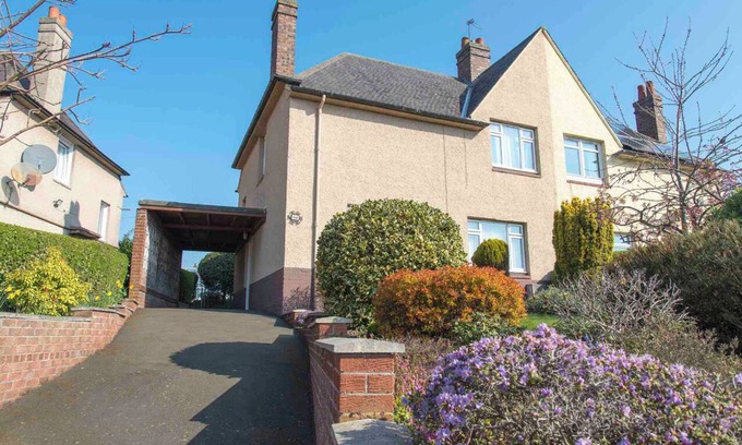 Rosyth House | Bright and spacious 3 bedroom house, near M90, 20 min from Edinburgh