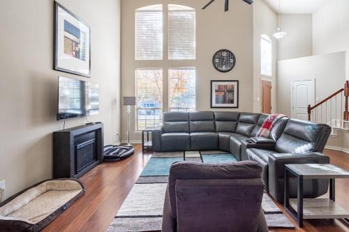 Irving House | Bright and Spacious 3 Bedroom Townhome, Minutes from DFW Airport