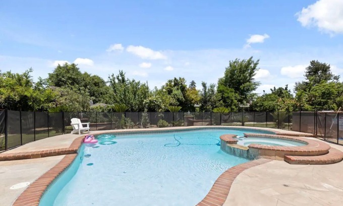 Greenacres House | Bright and spacious 4-bed w/ pool and king suite