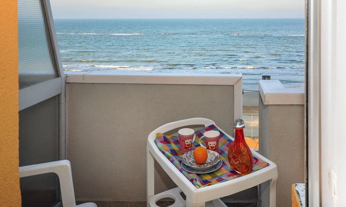 Ponte Sasso Apartment | Bright apartment in a building located directly on the beach of Torrette di Fano.