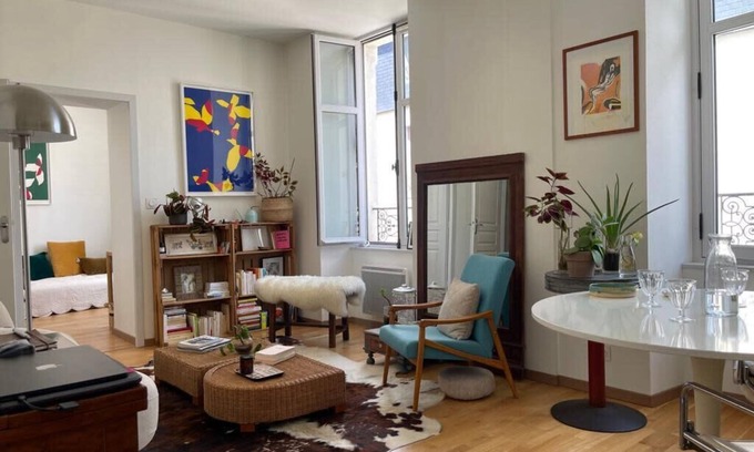 Decre-Cathedrale Apartment | Bright apartment - old renovated building