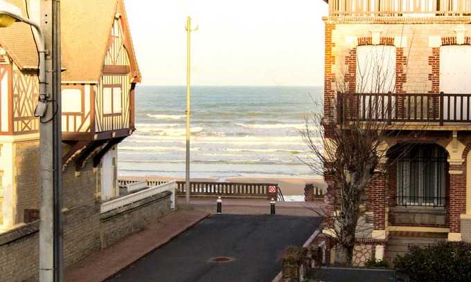 Cabourg Apartment | Bright apartment, partial sea view, 2 balconies, beach less than 50m away, center of Cabourg